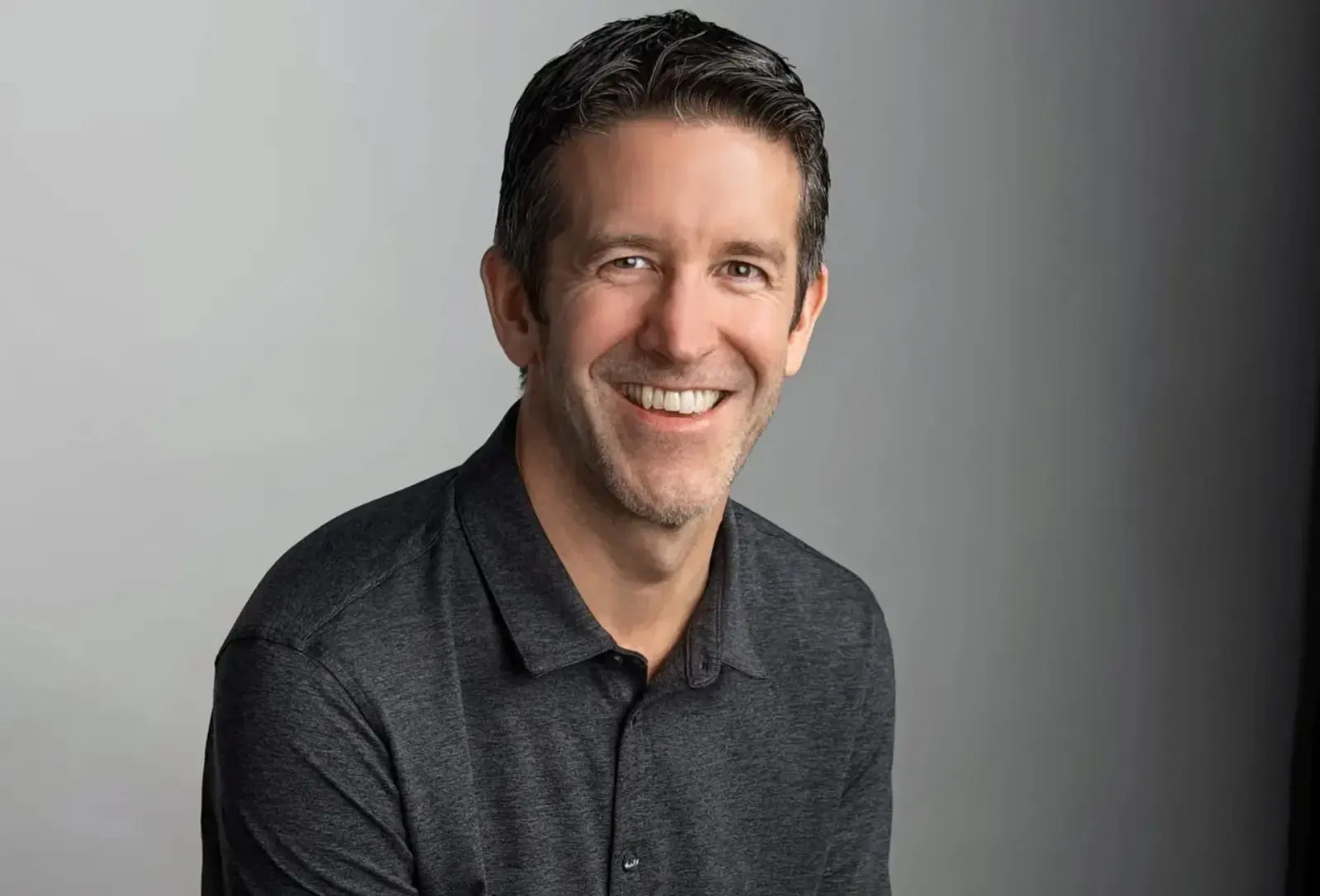 Quién es John Ternus, el nuevo CEO de Apple: de ingeniero a sucesor de Tim Cook