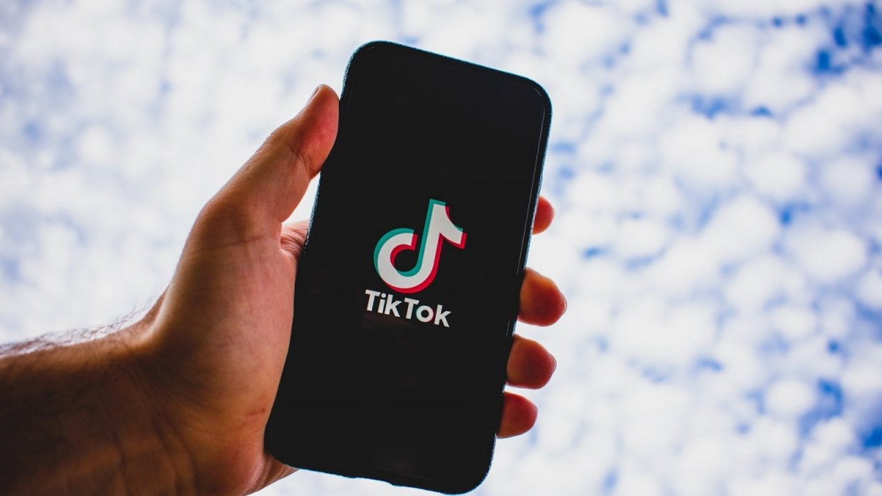 Pagare e ricevere denaro senza uscire da TikTok: l'app pensa ai trasferimenti di denaro nelle chat