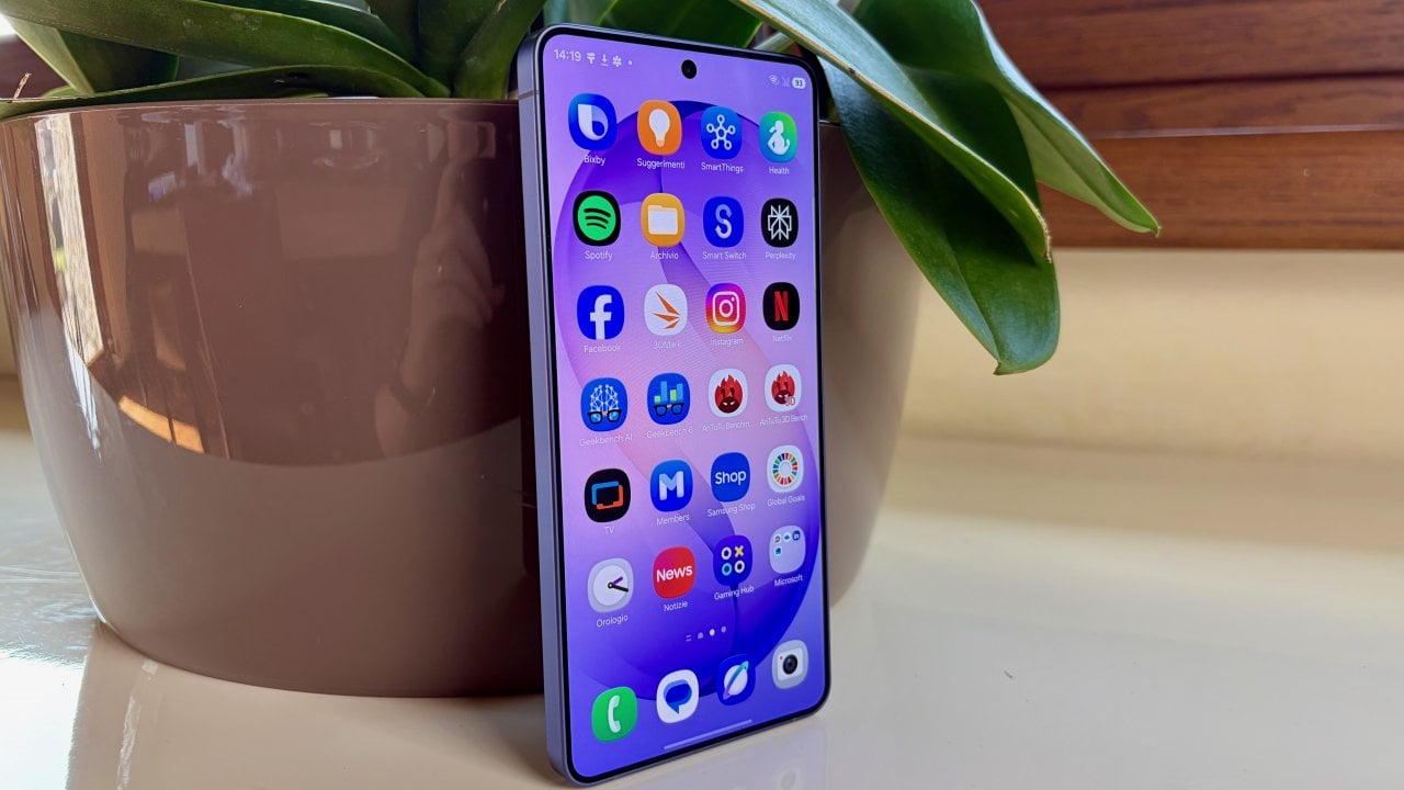 Display, il boom dei prezzi delle memorie colpisce smartphone e PC: spedizioni di pannelli in calo nel 2026