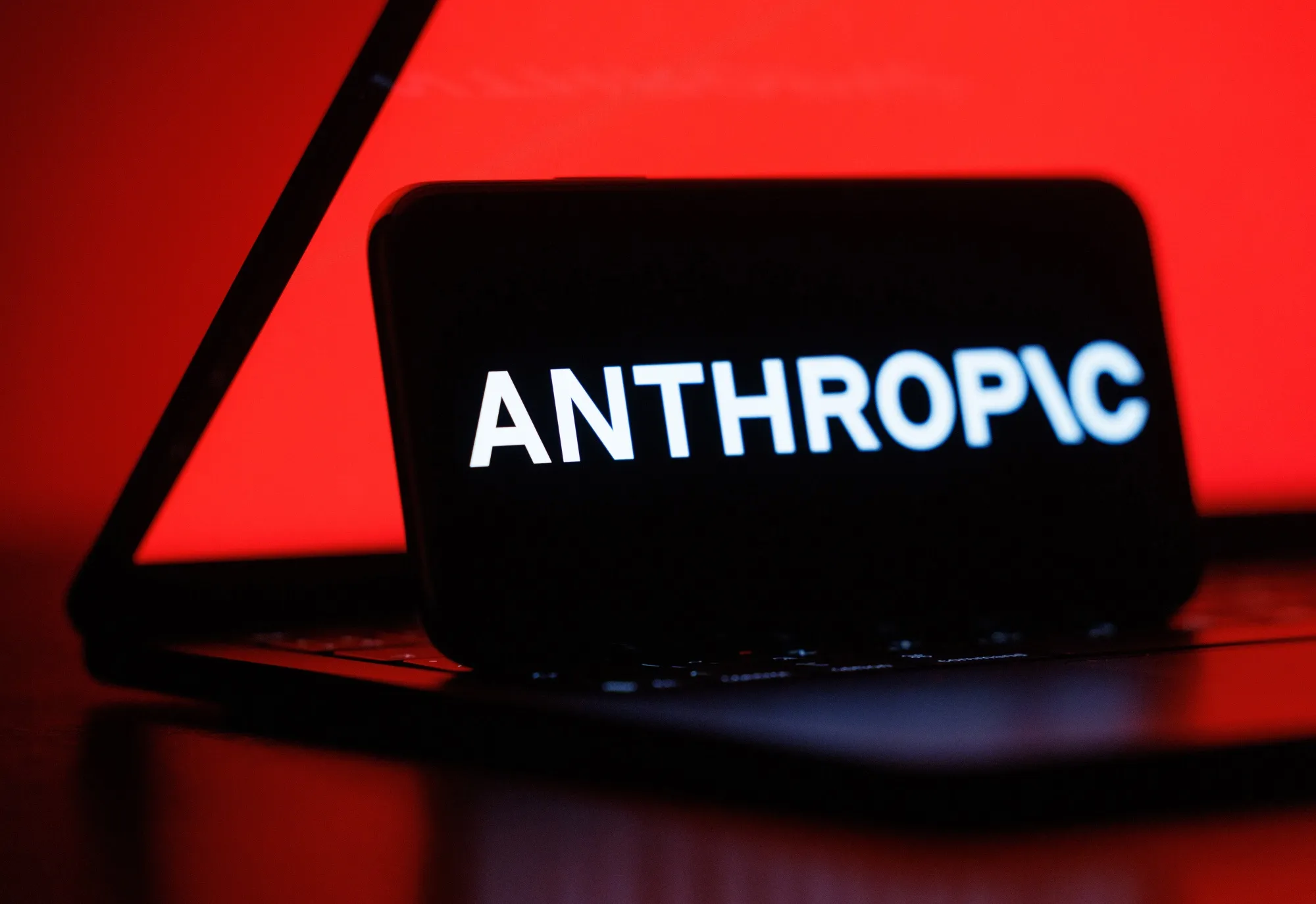 Anthropic advierte a inversores que la IA podría poner en riesgo a la humanidad